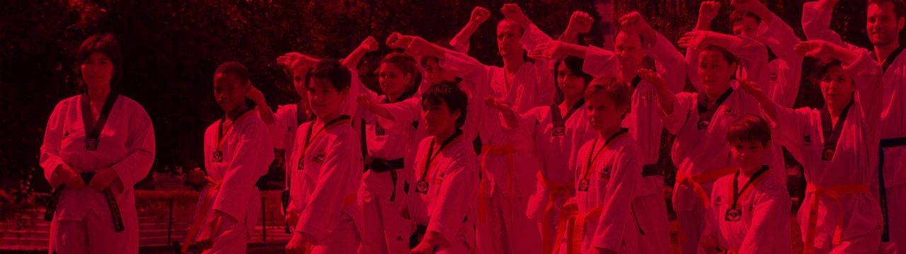 Hommes, femmes et enfants pratiquant le Taekwondo
