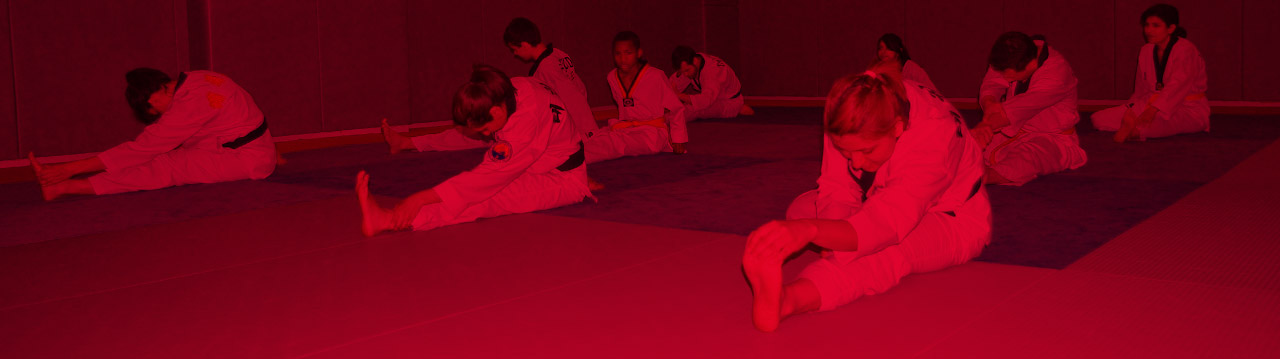 Exercices d’assouplissement dans un Dojang de Taekwondo à Paris 15